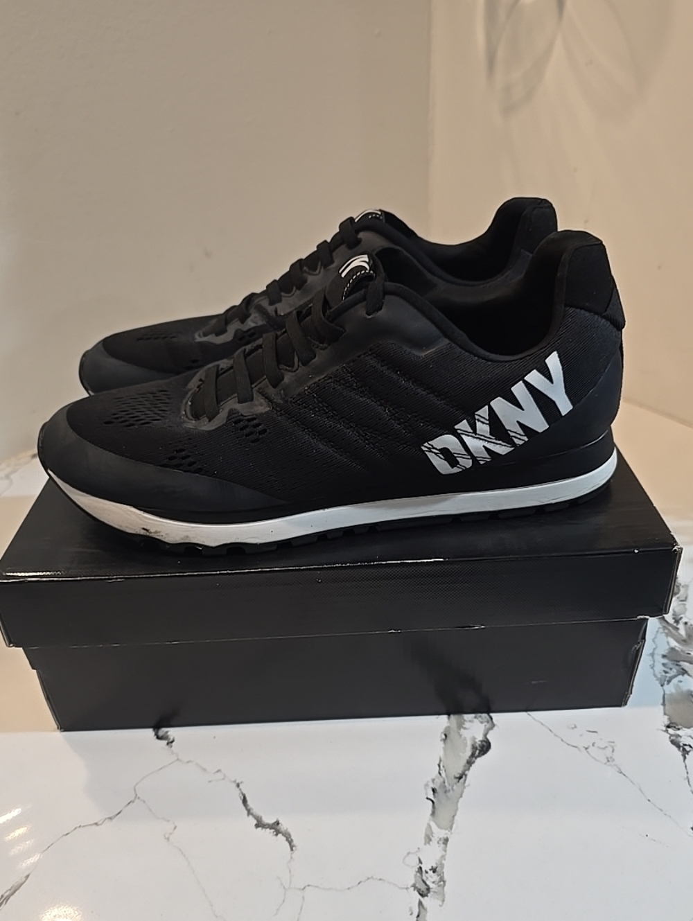 DKNY Jaxon Lace Up Jogger Women's Size 11 Pre-owned Black / White